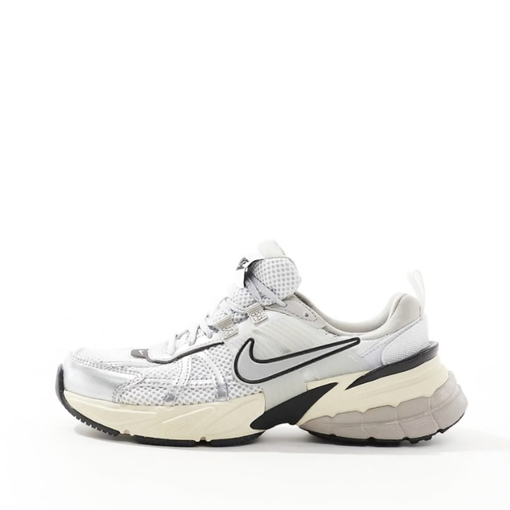 Pre - Loved Nike V2K Run sneakers in white and silver - Picture 5 of 8
